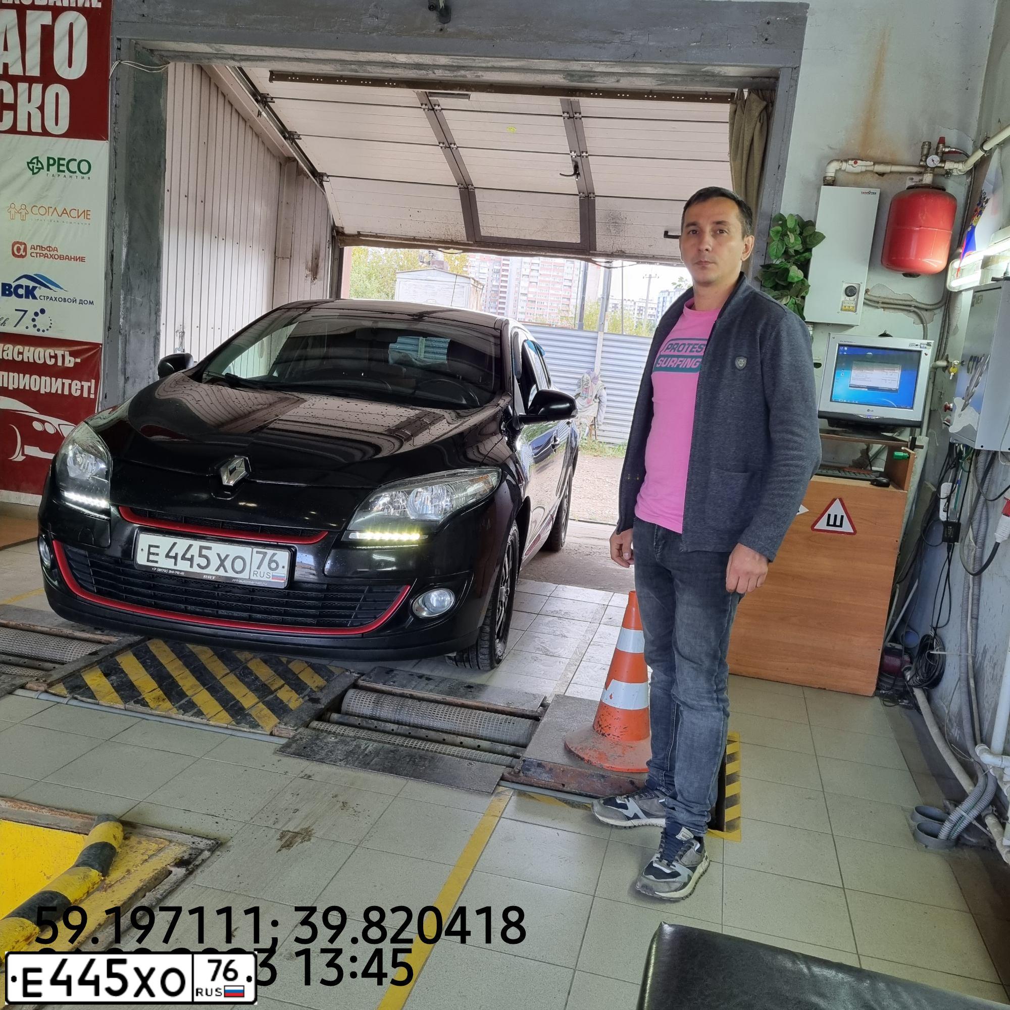 Фото автомобиля RENAULT MEGANE, 2013 — госномер М478ЕУ35. Цвет: ЧЕРНЫЙ