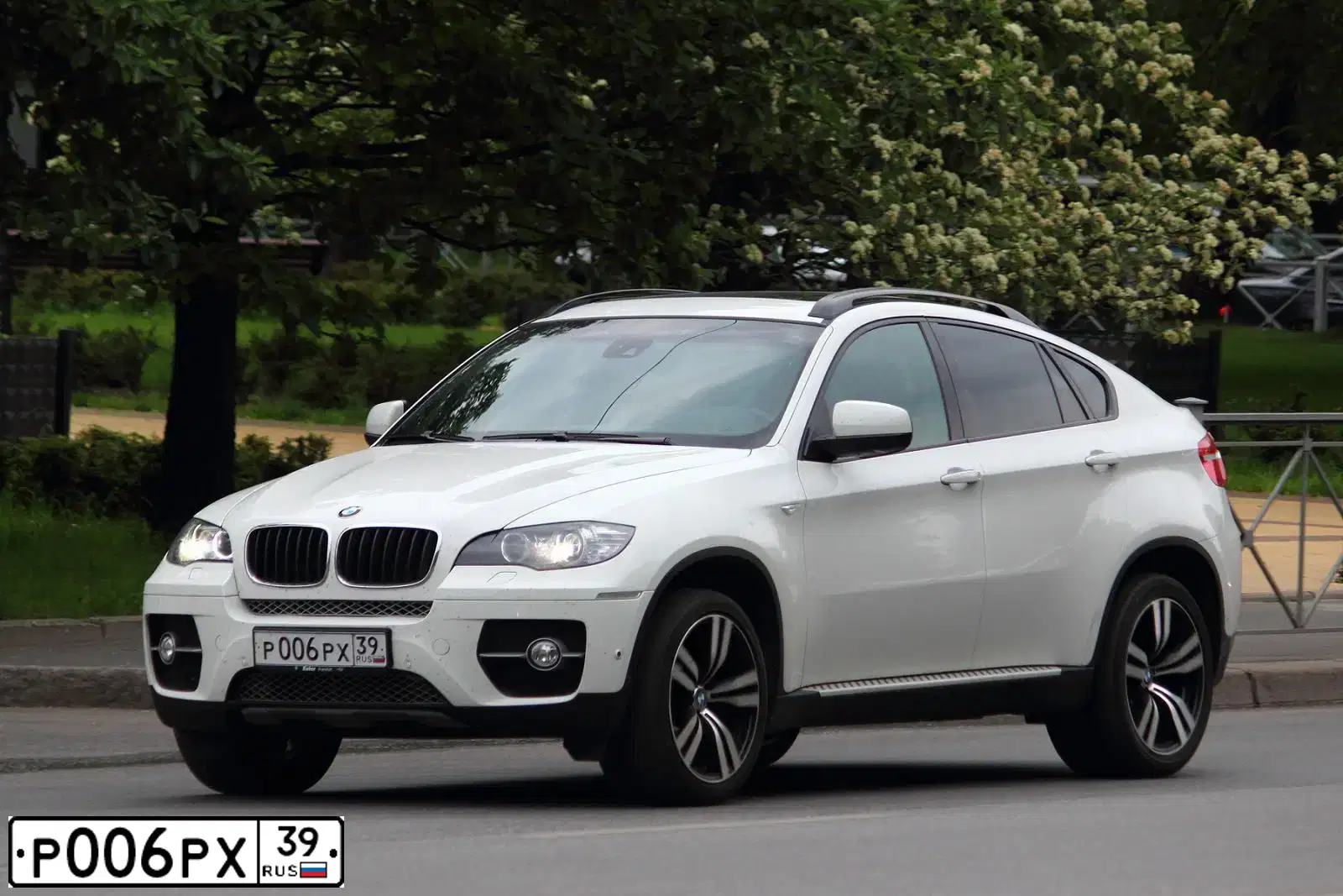 Фото автомобиля BMW X6, 2011 — госномер С308КЕ39. Цвет: БЕЛЫЙ