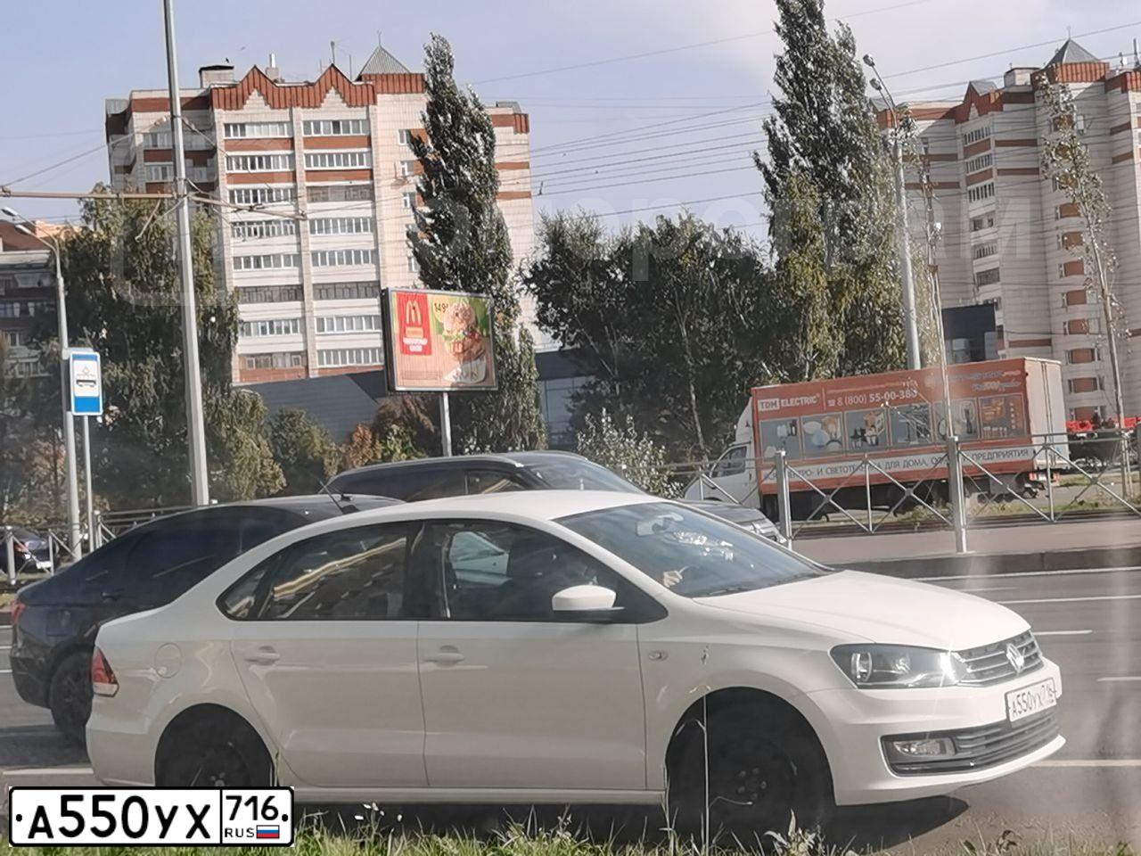 Фото автомобиля VOLKSWAGEN POLO, 2018 — госномер А550УХ716. Цвет: Белый