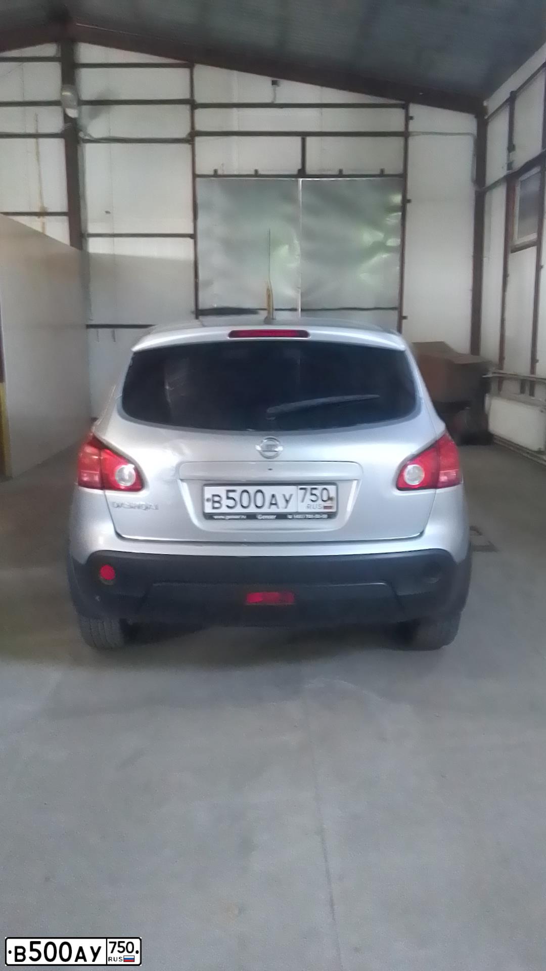 Фото автомобиля NISSAN QASHQAI, 2008 — госномер В500АУ750. Цвет: СЕРЫЙ