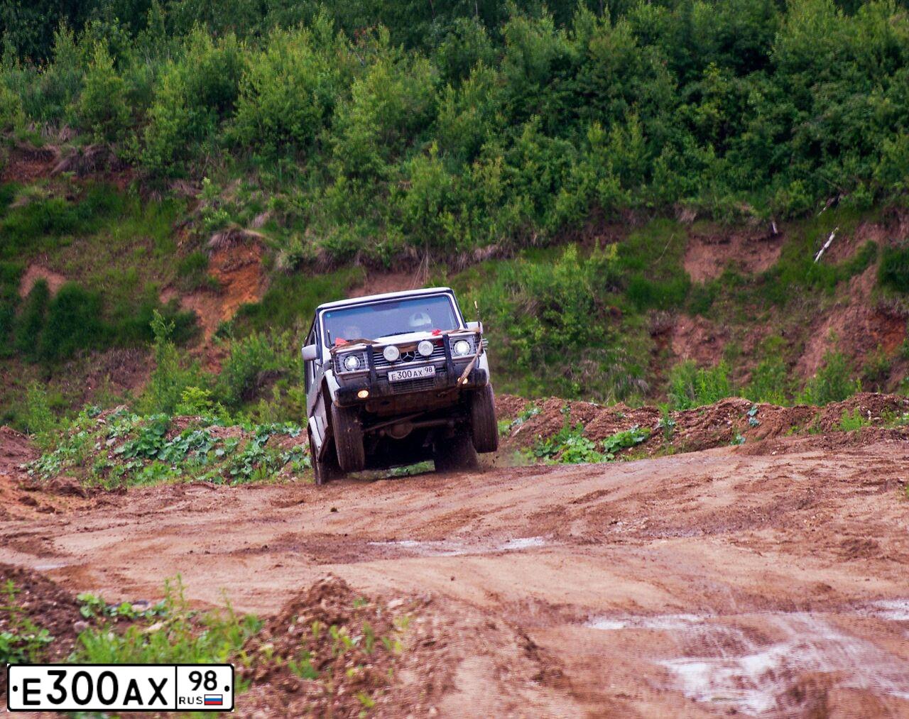 Фото автомобиля MERCEDES G-KLASSE, 1993 — госномер Е300АХ98. Цвет: СЕРЕБРИСТЫЙ