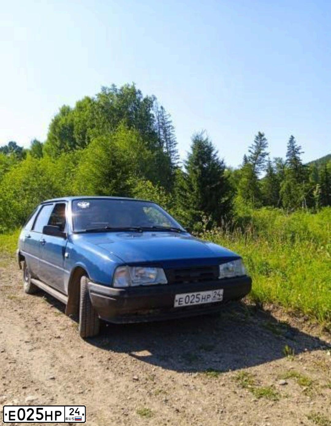 Фото автомобиля IZH 2126, 2003 — госномер Е025НР24. Цвет: синий