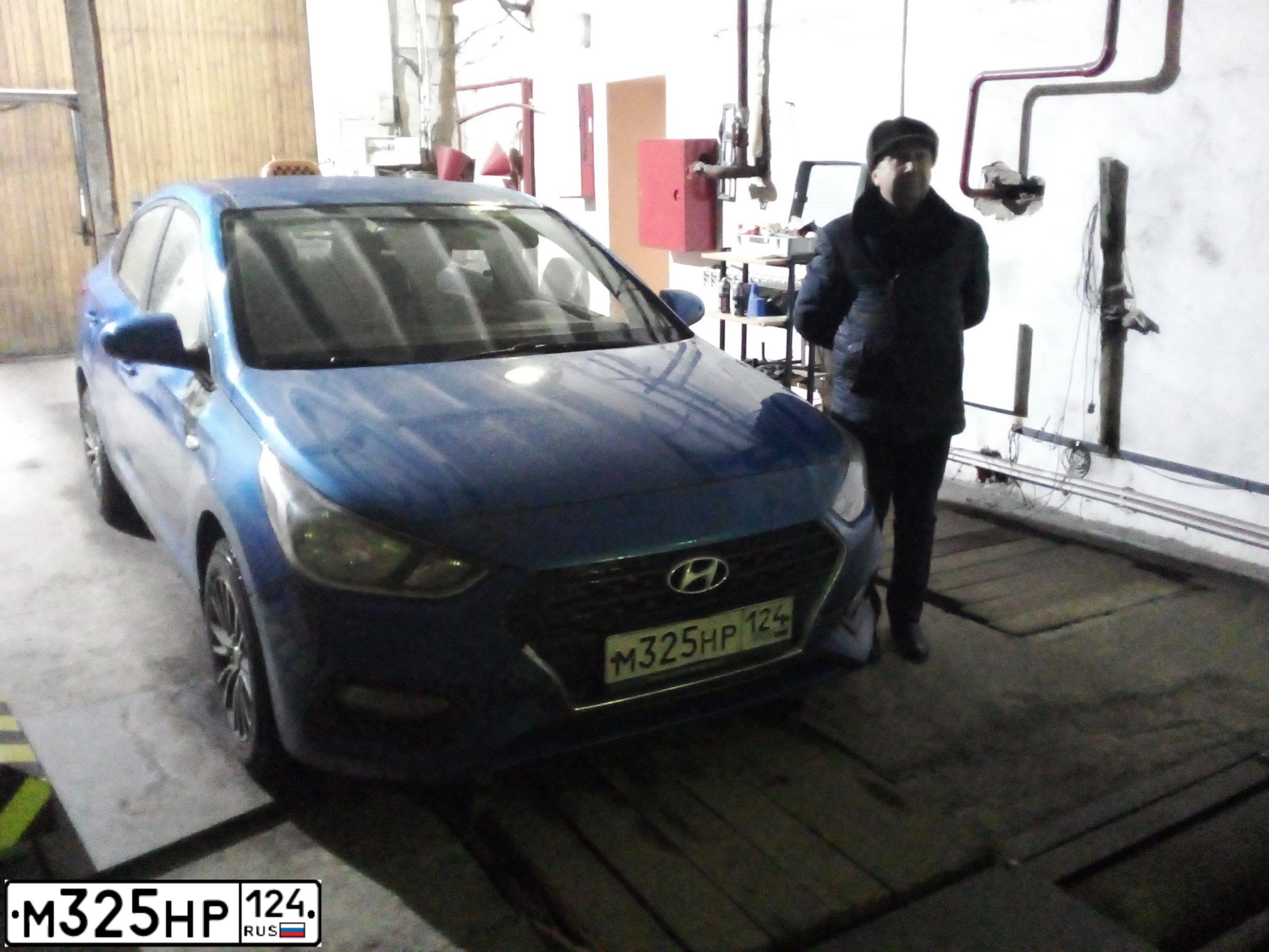 Фото автомобиля HYUNDAI SOLARIS, 2017 — госномер М325НР124. Цвет: СИНИЙ