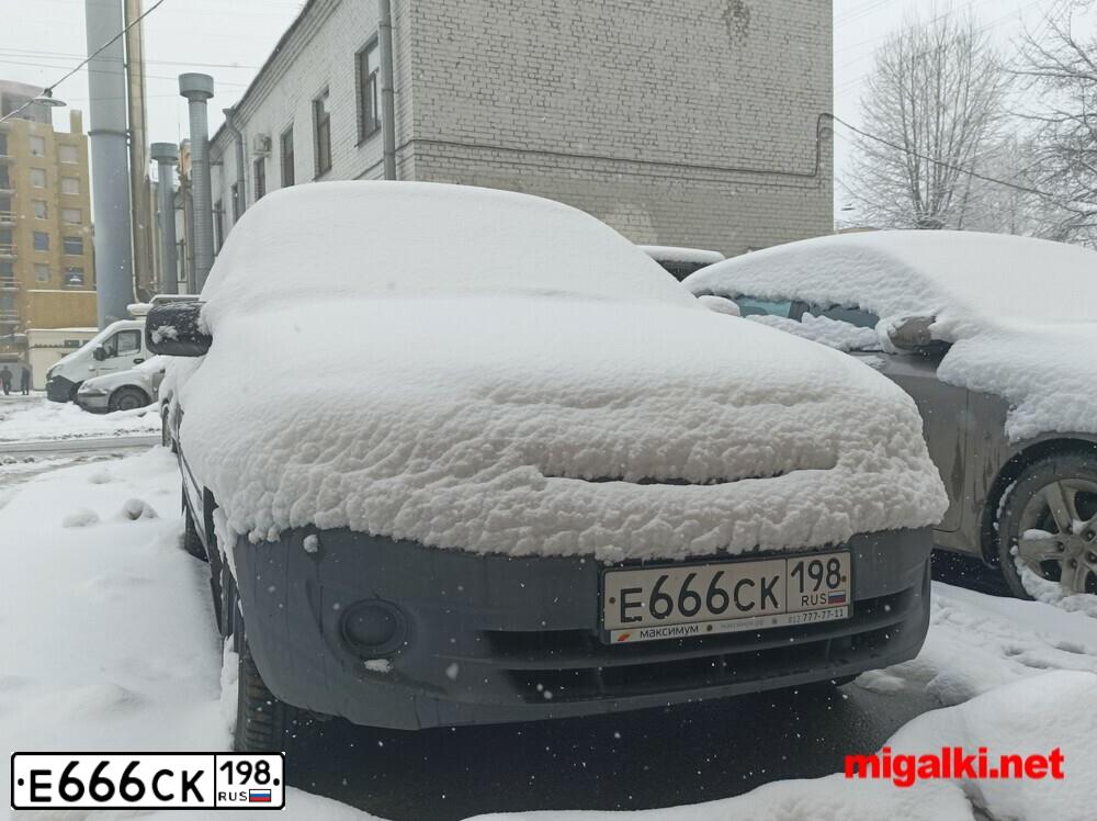 Фото автомобиля LADA 2190 GRANTA, 2012 — госномер Е666СК198. Цвет: синий