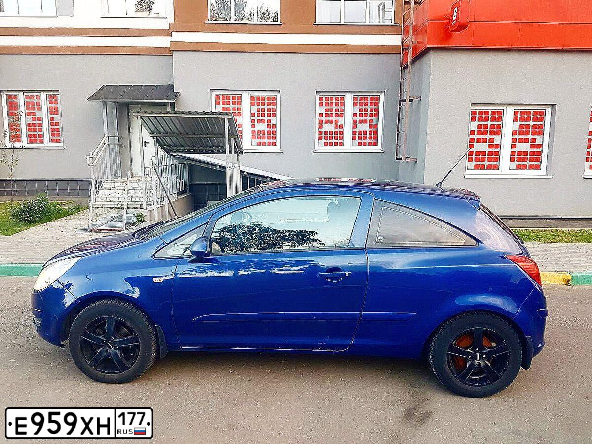 Фото автомобиля OPEL CORSA, 2007 — госномер У854РУ790. Цвет: синий
