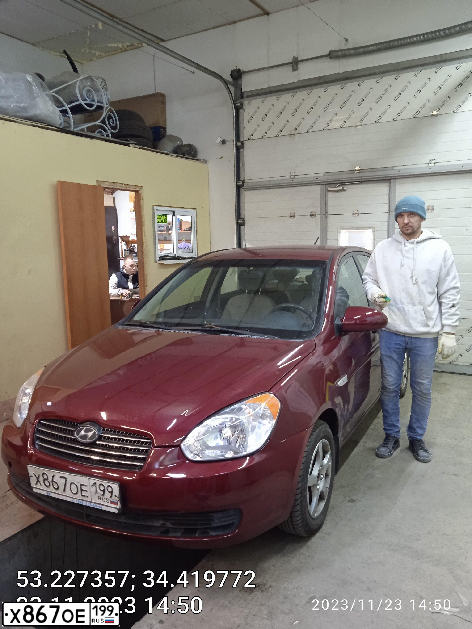 Фото автомобиля HYUNDAI VERNA, 2007 — госномер Р714ВО32. Цвет: ВИШНЕВЫЙ