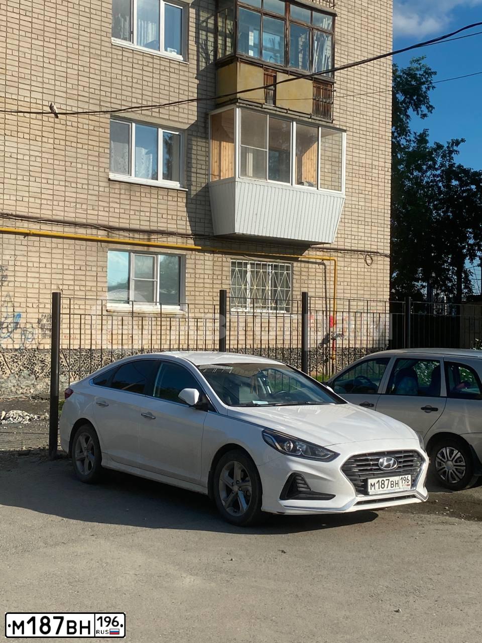 Фото автомобиля HYUNDAI I SONATA, 2019 — госномер М187ВН196. Цвет: БЕЛЫЙ
