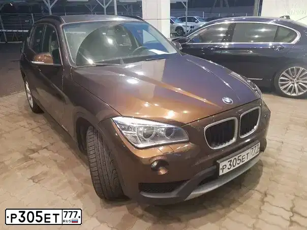 Фото автомобиля BMW X1, 2014 — госномер Р305ЕТ777. Цвет: Коричневый