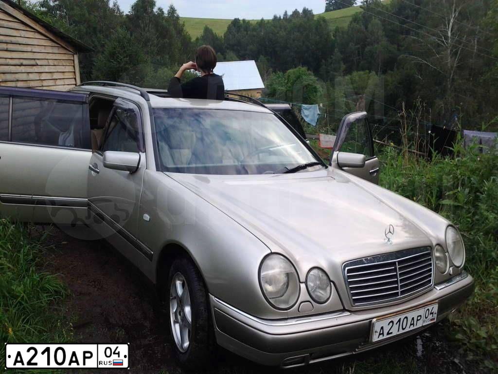 Фото автомобиля MERCEDES E-KLASSE, 1998 — госномер А210АР04. Цвет: СЕРЫЙ