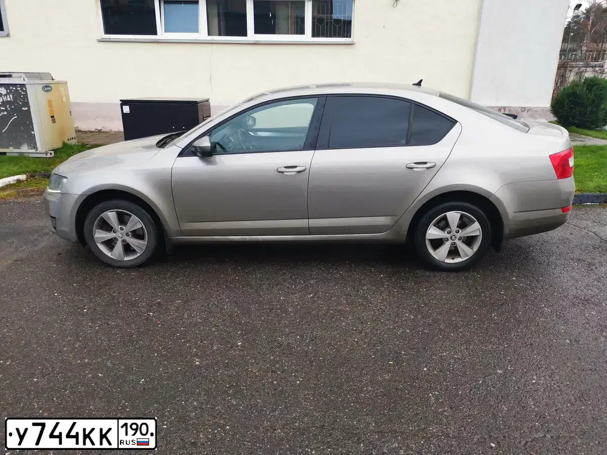 Фото автомобиля SKODA OCTAVIA, 2013 — госномер У744КК190. Цвет: БЕЖЕВЫЙ