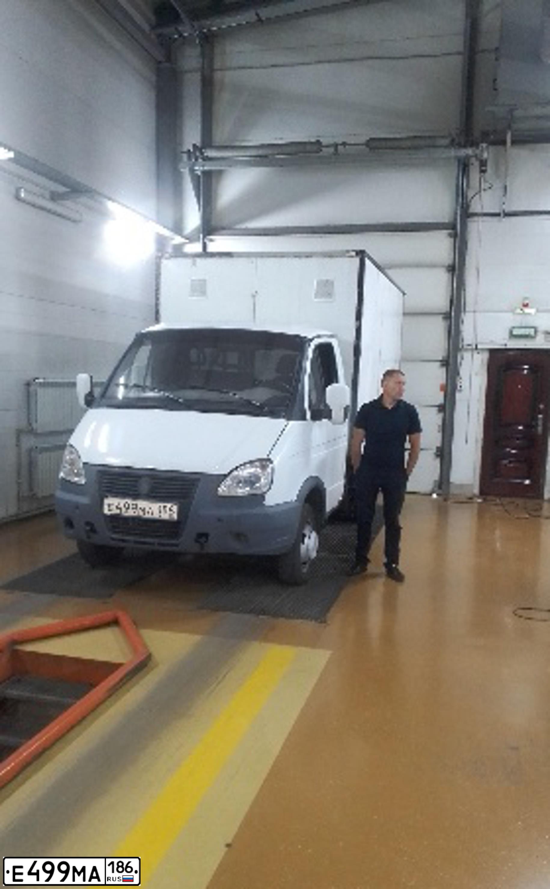Фото автомобиля GAZ 3302 GAZEL, 2019 — госномер Е499МА186. Цвет: Белый