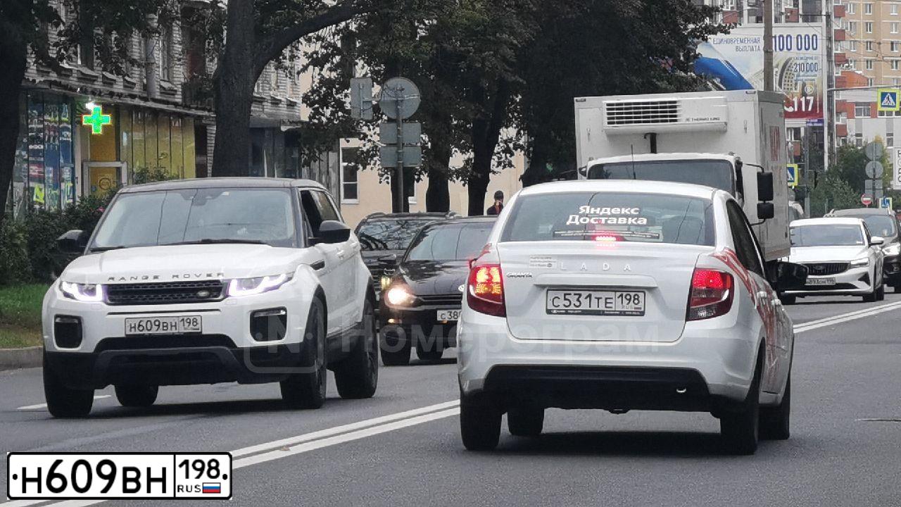 Фото автомобиля LAND-ROVER LAND ROVER RANGE ROVER EVOQUE, 2018 — госномер Н609ВН198. Цвет: Белый