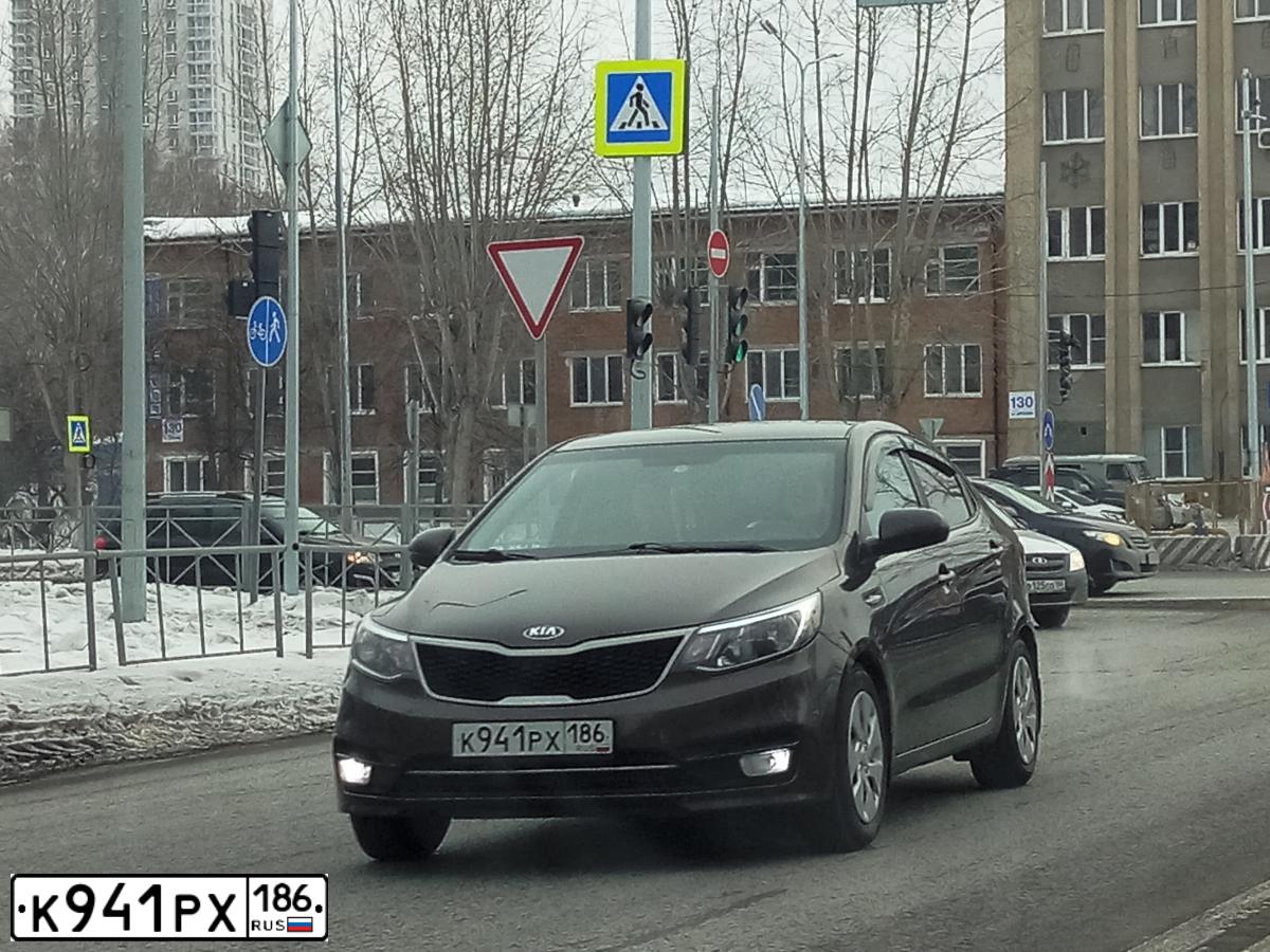 Фото автомобиля KIA RIO, 2015 — госномер К941РХ186. Цвет: Коричневый
