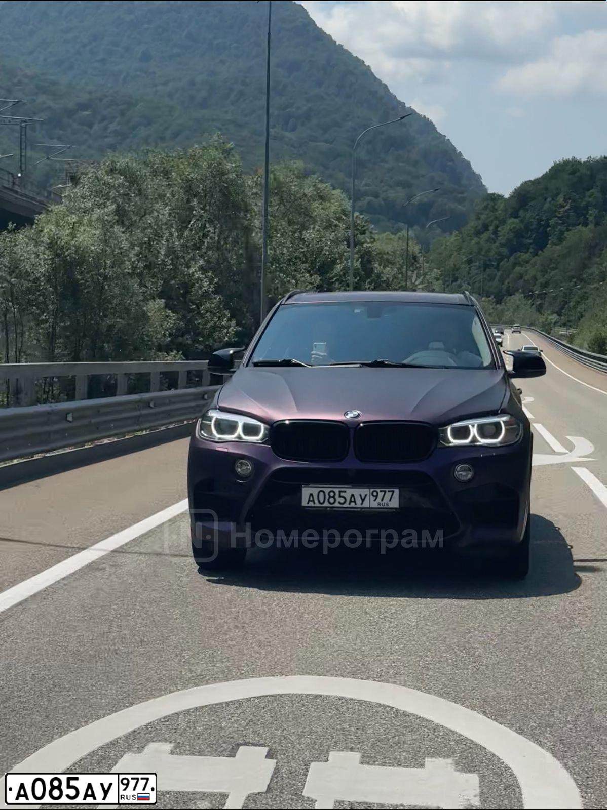 Фото автомобиля BMW X5, 2016 — госномер А085АУ977. Цвет: ФИОЛЕТОВЫЙ