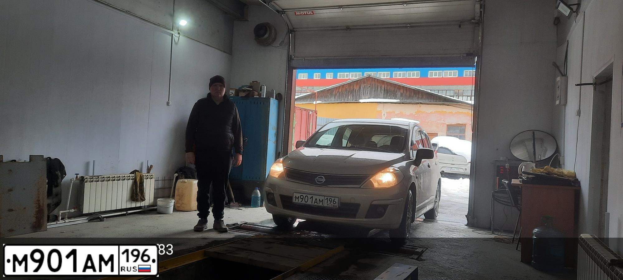 Фото автомобиля NISSAN TIIDA, 2013 — госномер М901АМ196. Цвет: БЕЖЕВЫЙ