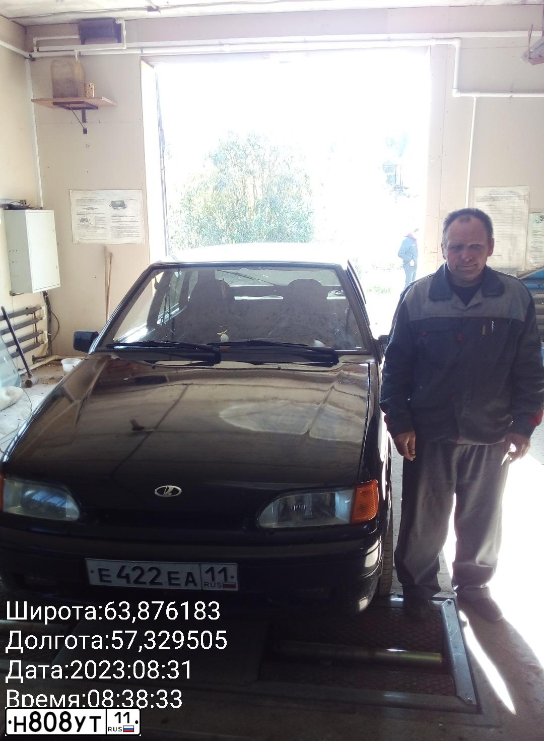 Фото автомобиля LADA 2114, 2012 — госномер Е422ЕА11. Цвет: Сине-Черный