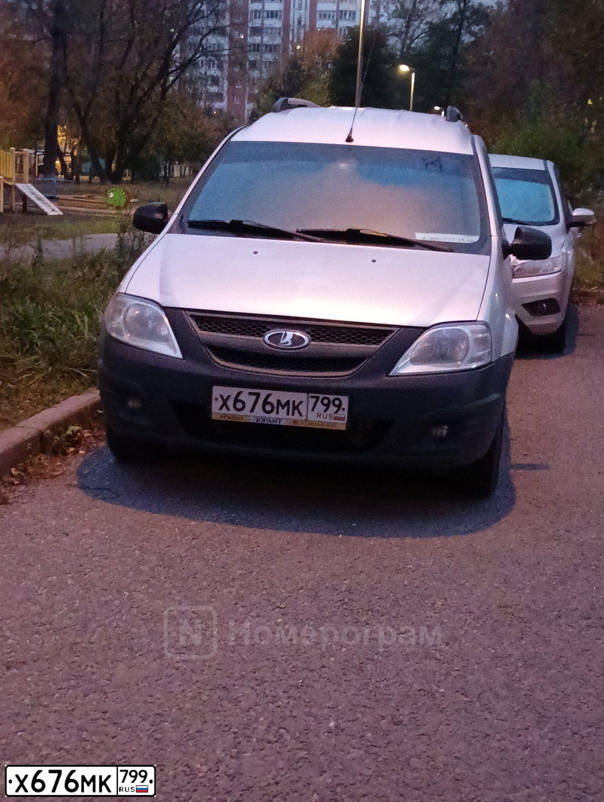 Фото автомобиля LADA LARGUS FURGON, 2015 — госномер Е900НО777. Цвет: СЕРЕБРИСТЫЙ