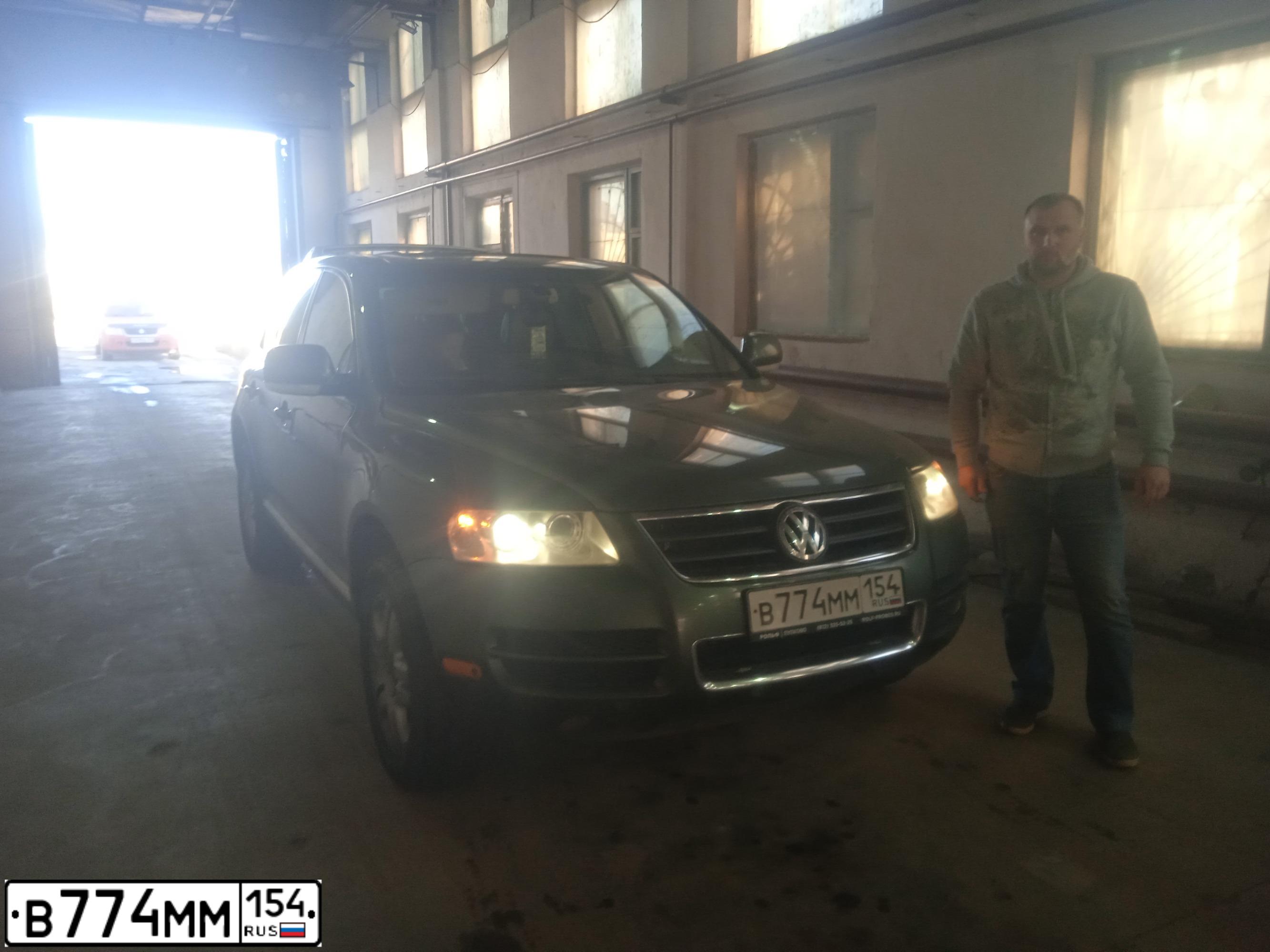 Фото автомобиля VOLKSWAGEN TOUAREG, 2004 — госномер В685НС155. Цвет: СЕРО ЗЕЛЕНЫЙ