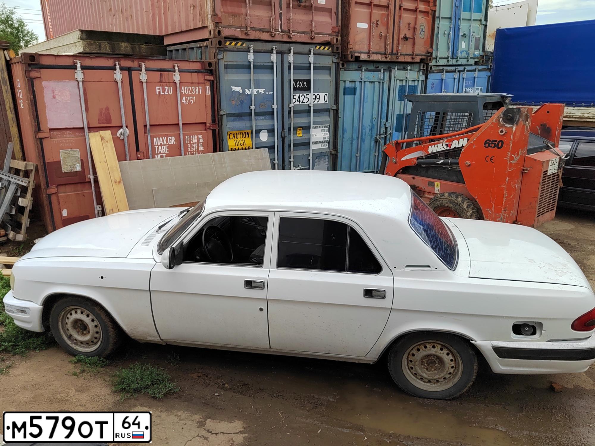Фото автомобиля GAZ 3110 WOLGA, 2003 — госномер М579ОТ64. Цвет: Белый