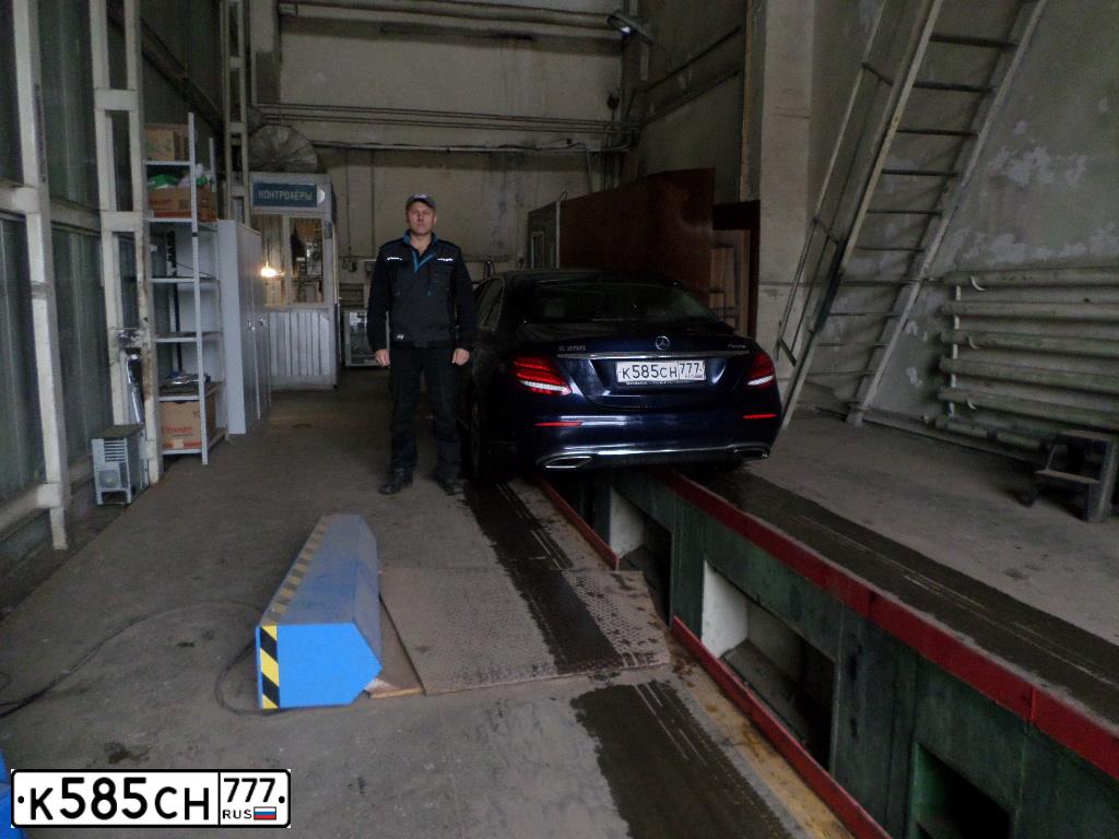 Фото автомобиля MERCEDES E-KLASSE, 2016 — госномер К585СН777. Цвет: СИНИЙ