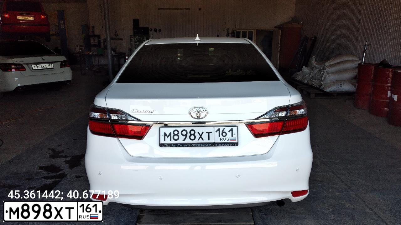 Фото автомобиля TOYOTA CAMRY, 2017 — госномер М898ХТ161. Цвет: БЕЛЫЙ