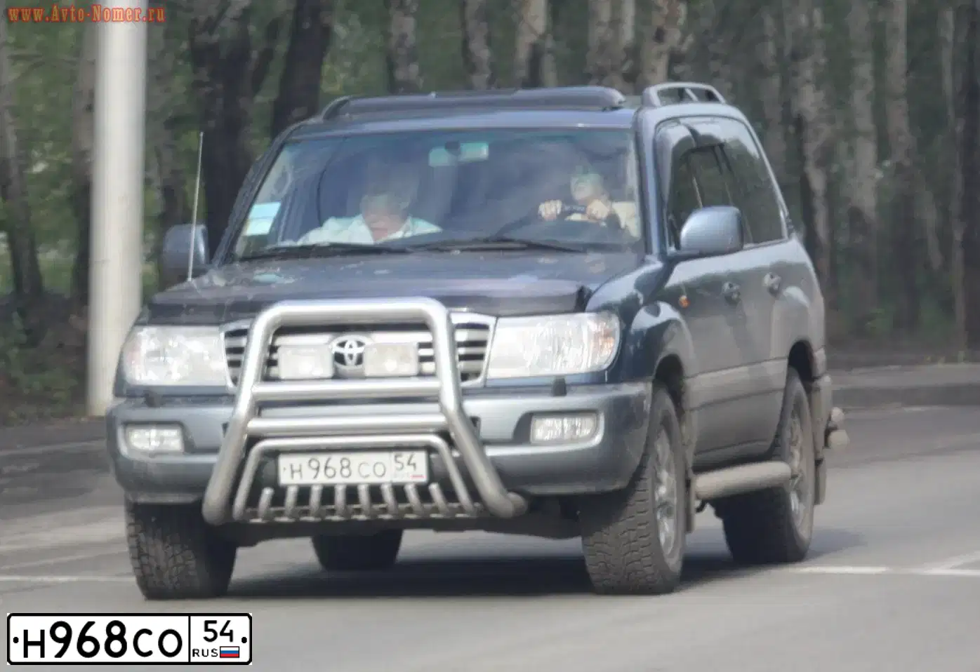 Фото автомобиля TOYOTA LANDCRUISER, 2006 — госномер В001АР138. Цвет: СЕРЫЙ