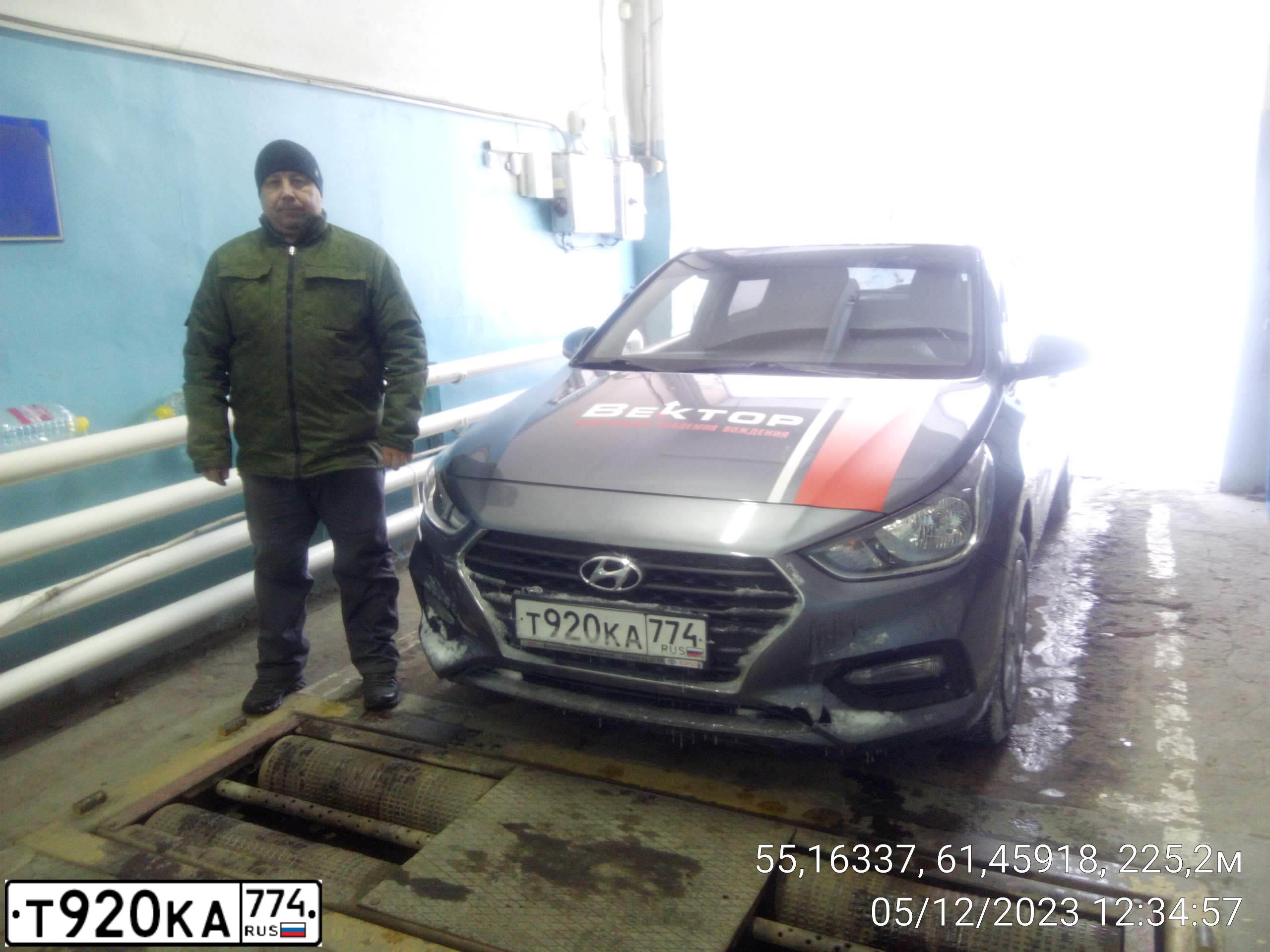 Фото автомобиля HYUNDAI SOLARIS, 2019 — госномер Т920КА774. Цвет: СЕРЫЙ