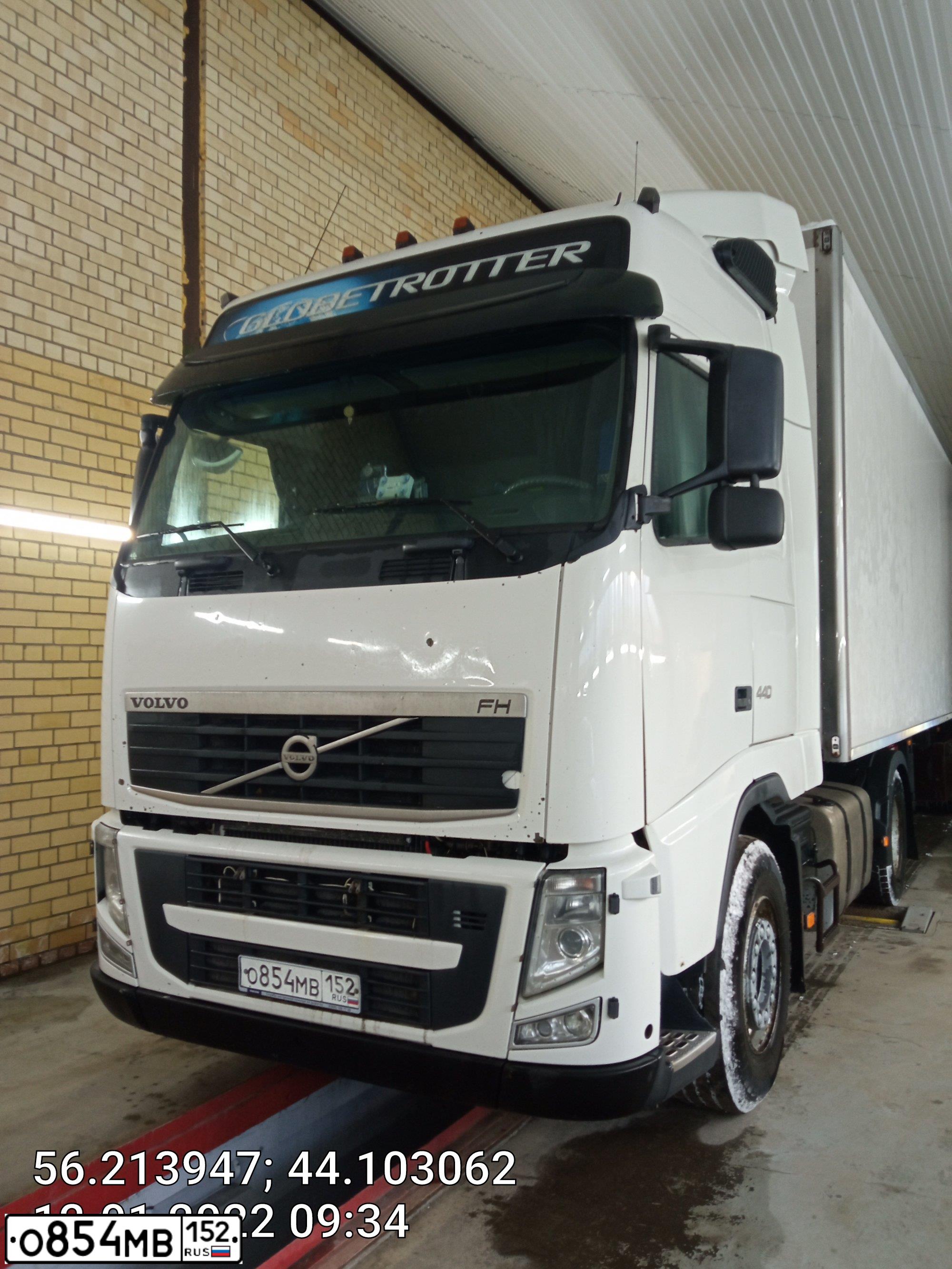 Фото автомобиля VOLVO SERIE FH /4X2/, 2014 — госномер О854МВ152. Цвет: БЕЛЫЙ