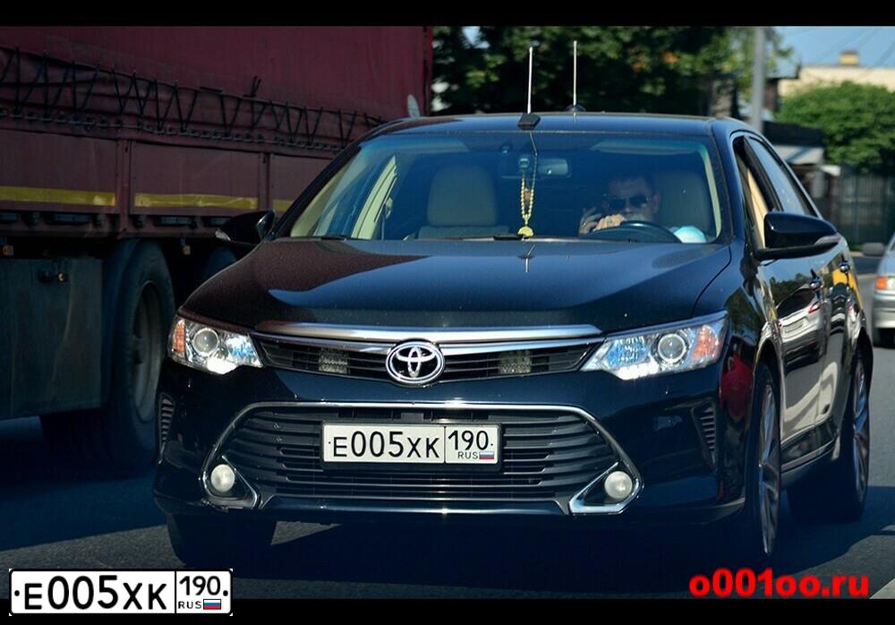 Фото автомобиля TOYOTA CAMRY, 2017 — госномер Е005ХК190. Цвет: ЧЕРНЫЙ МЕТАЛИК