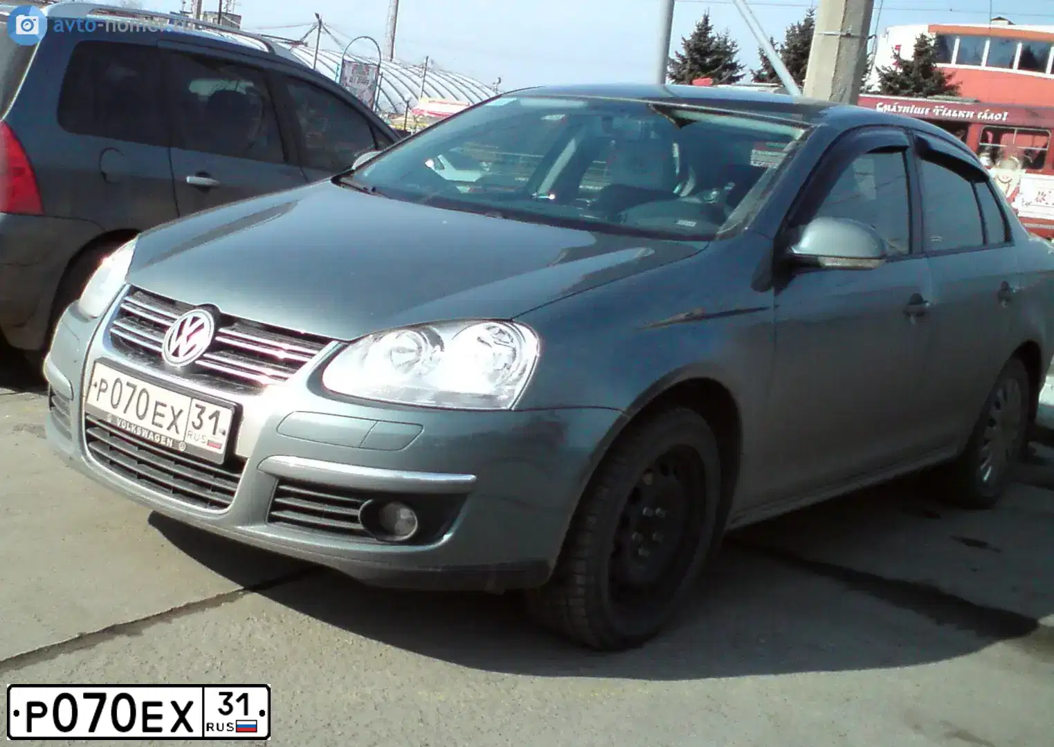 Фото автомобиля VOLKSWAGEN JETTA, 2009 — госномер Р070ЕХ31. Цвет: ЗЕЛЕНЫЙ