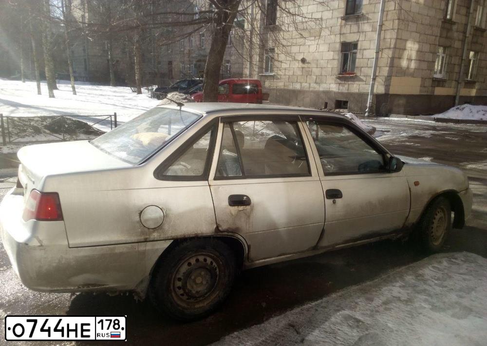 Фото автомобиля DAEWOO NEXIA, 2010 — госномер М256НС198. Цвет: Серебристый