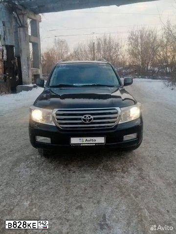 Фото автомобиля TOYOTA LANDCRUISER 200, 2011 — госномер В210ТН124. Цвет: ЧЕРНЫЙ