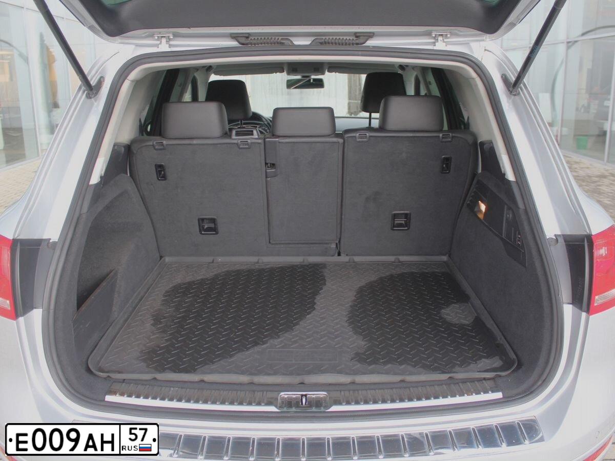 Фото автомобиля VOLKSWAGEN TOUAREG, 2013 — госномер Е721НА89. Цвет: СЕРЕБРИСТЫЙ