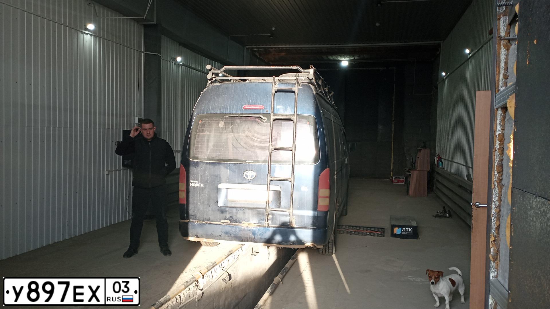 Фото автомобиля TOYOTA HIACE, 2007 — госномер У897ЕХ03. Цвет: ТЕМНО-СИНИЙ
