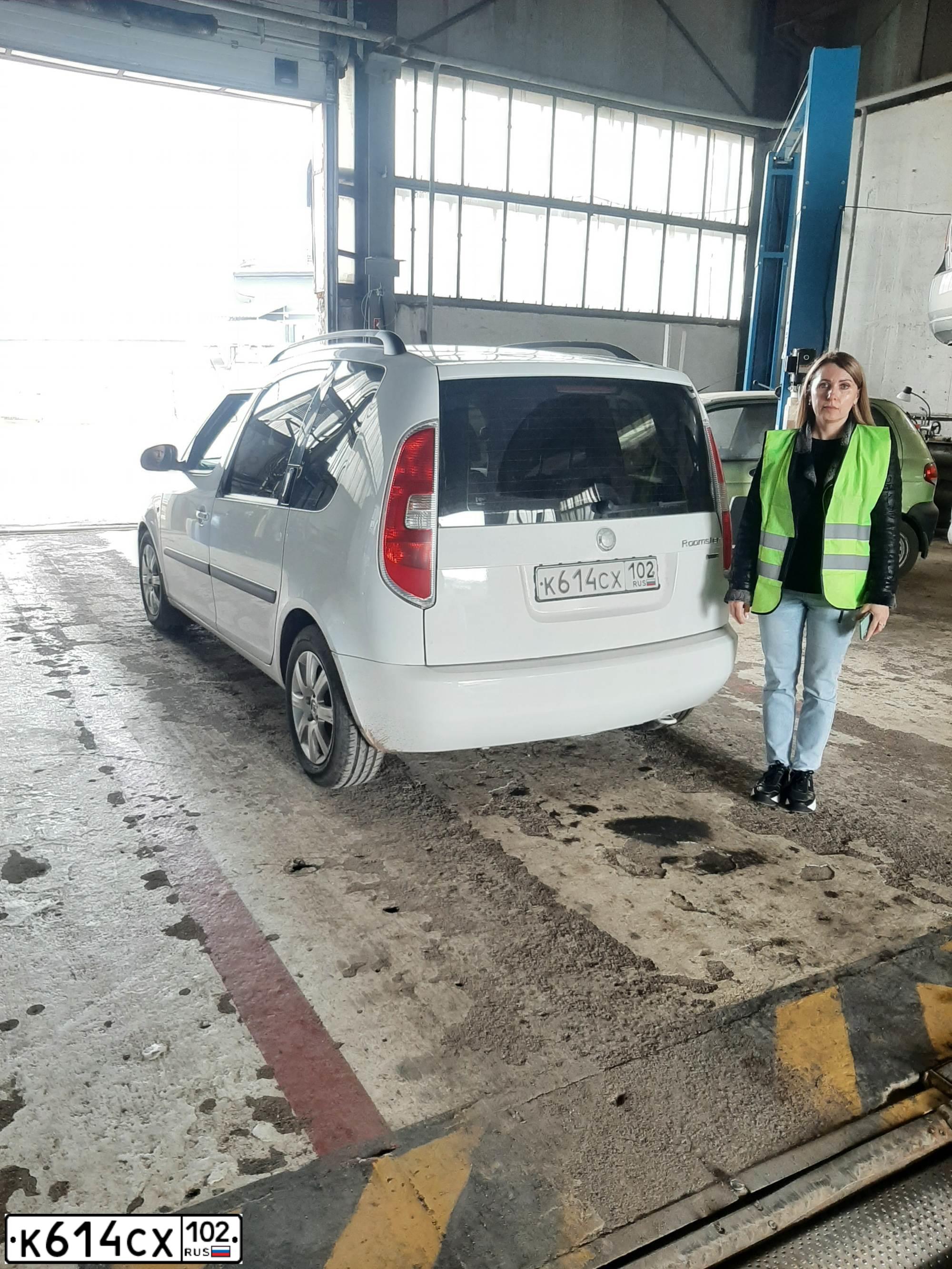 Фото автомобиля SKODA ROOMSTER, 2008 — госномер Р697АМ790. Цвет: Белый