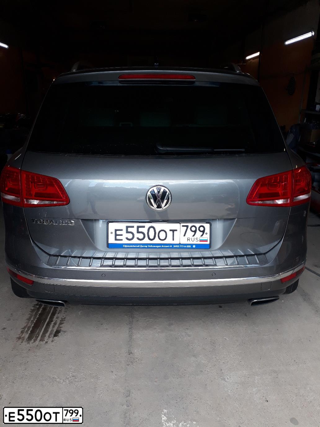 Фото автомобиля VOLKSWAGEN TOUAREG, 2017 — госномер Е550ОТ799. Цвет: Серый