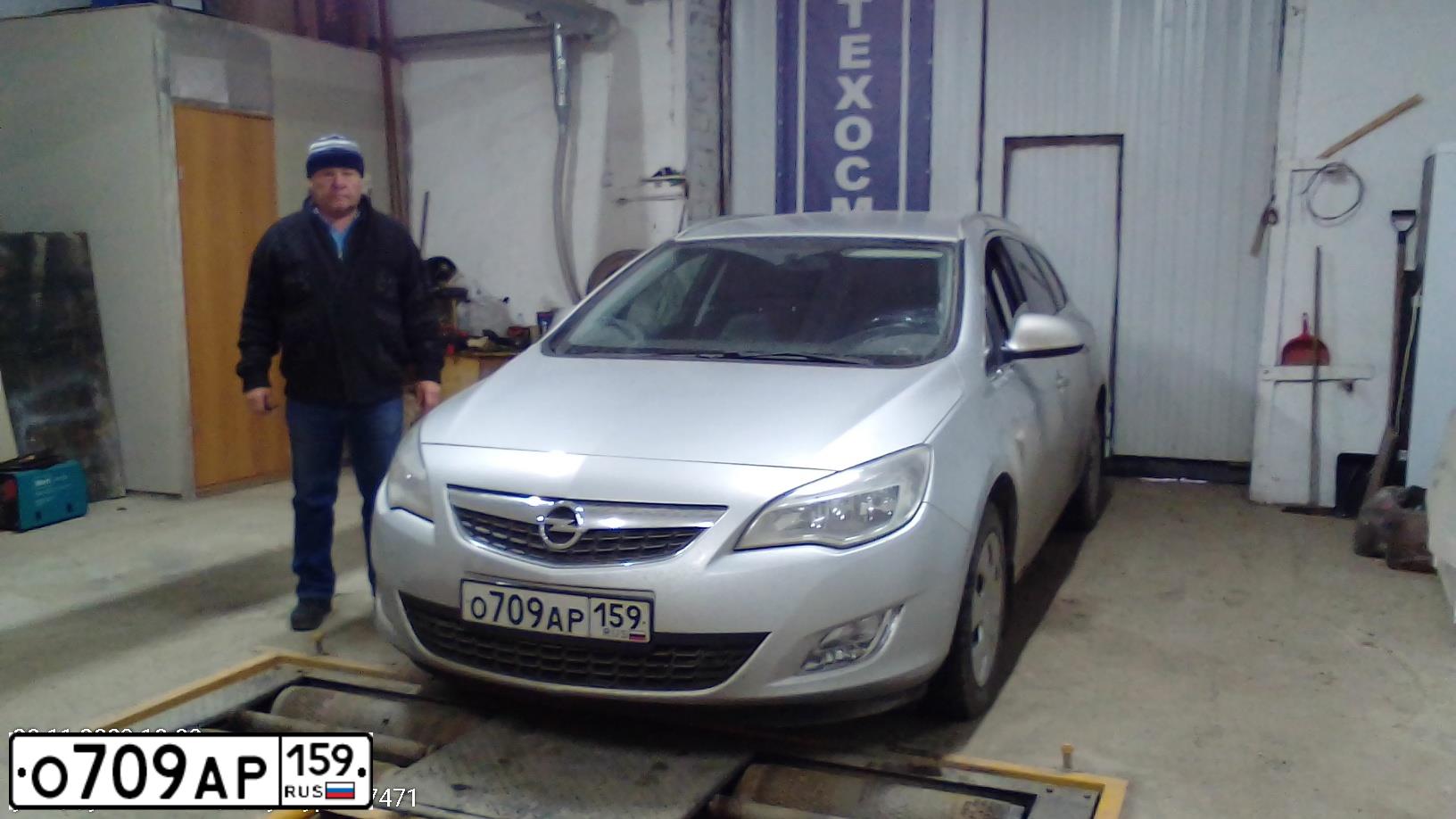 Фото автомобиля OPEL ASTRA, 2012 — госномер О709АР159. Цвет: Серебристый