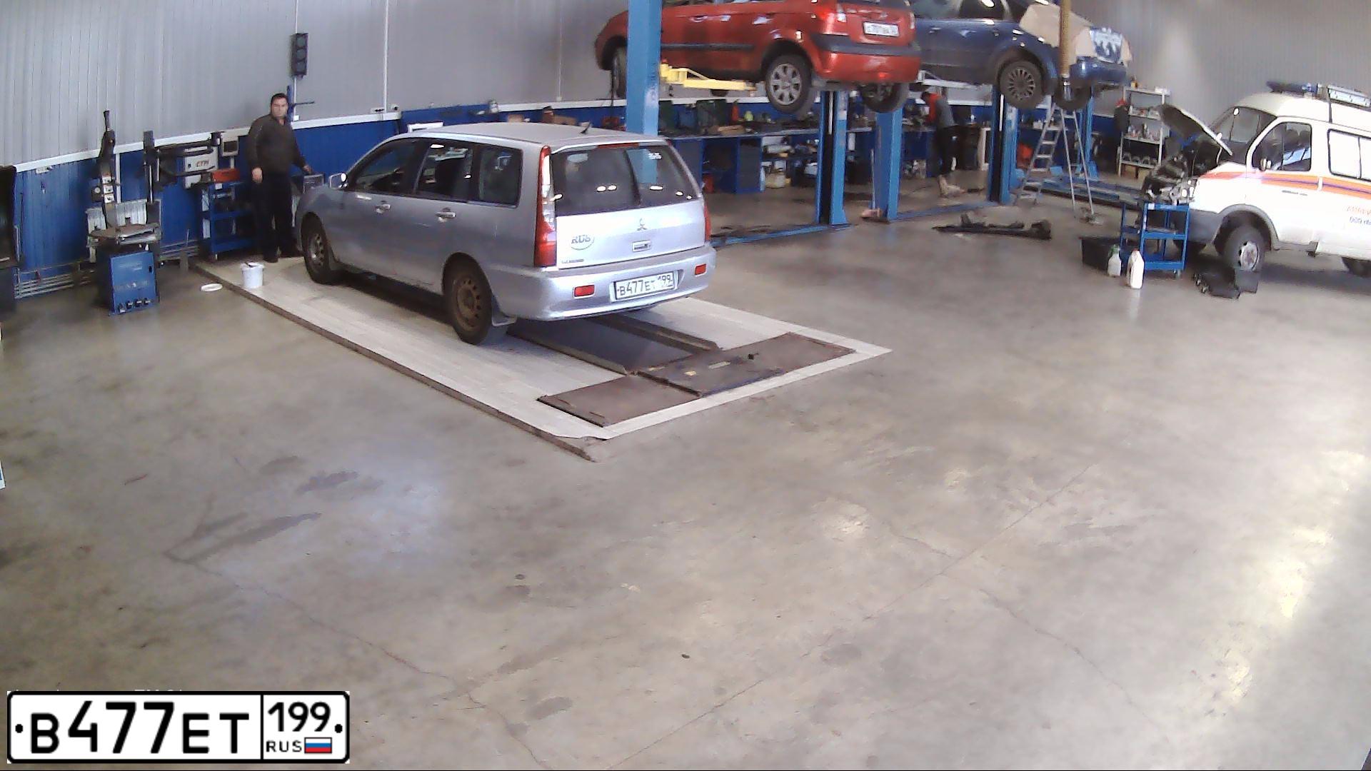 Фото автомобиля MITSUBISHI LANCER, 2004 — госномер В477ЕТ199. Цвет: СЕРЕБРИСТЫЙ