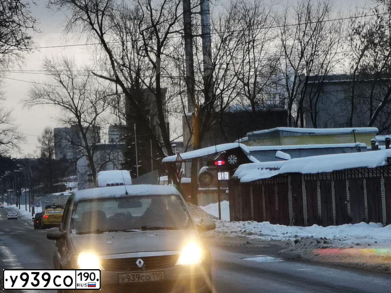 Фото автомобиля RENAULT LOGAN, 2011 — госномер О651СЕ32. Цвет: БЕЖЕВЫЙ