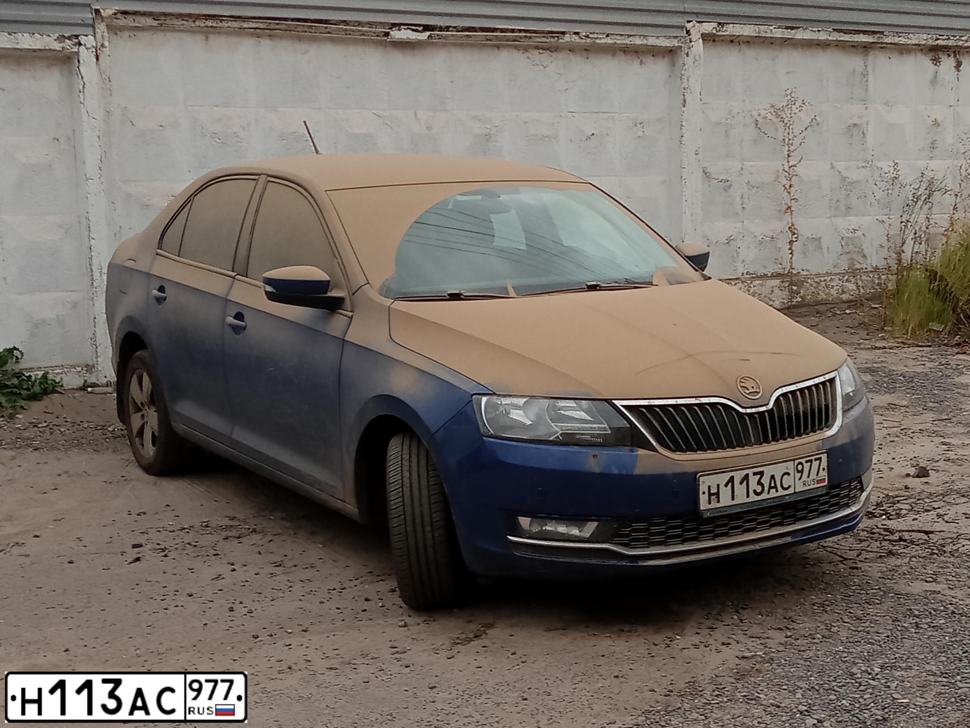 Фото автомобиля SKODA RAPID, 2017 — госномер Н113АС977. Цвет: ЯРКО-СИНИЙ