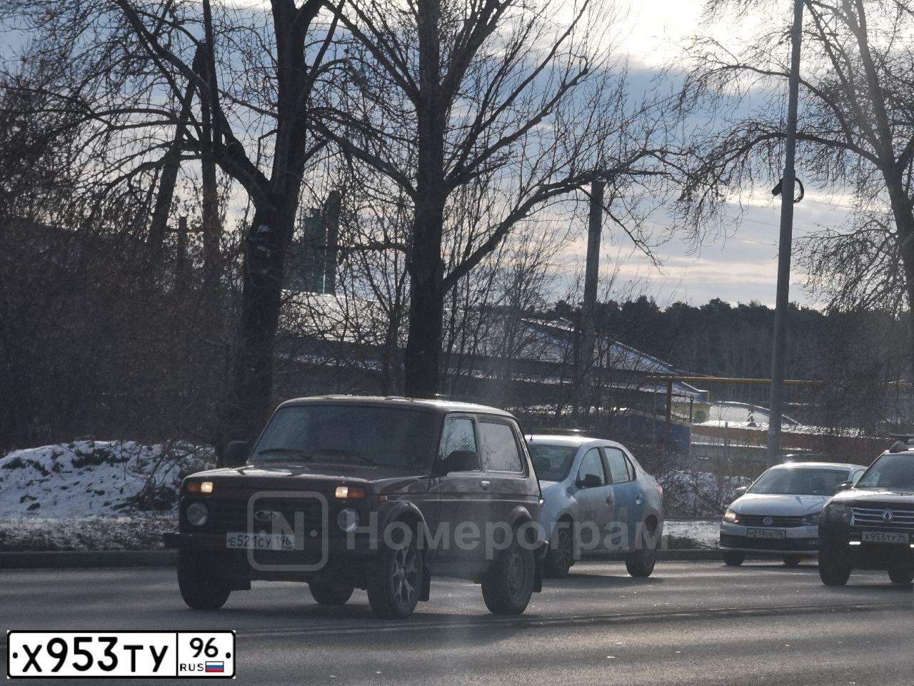 Фото автомобиля RENAULT DUSTER, 2013 — госномер Х953ТУ96. Цвет: ЧЕРНЫЙ