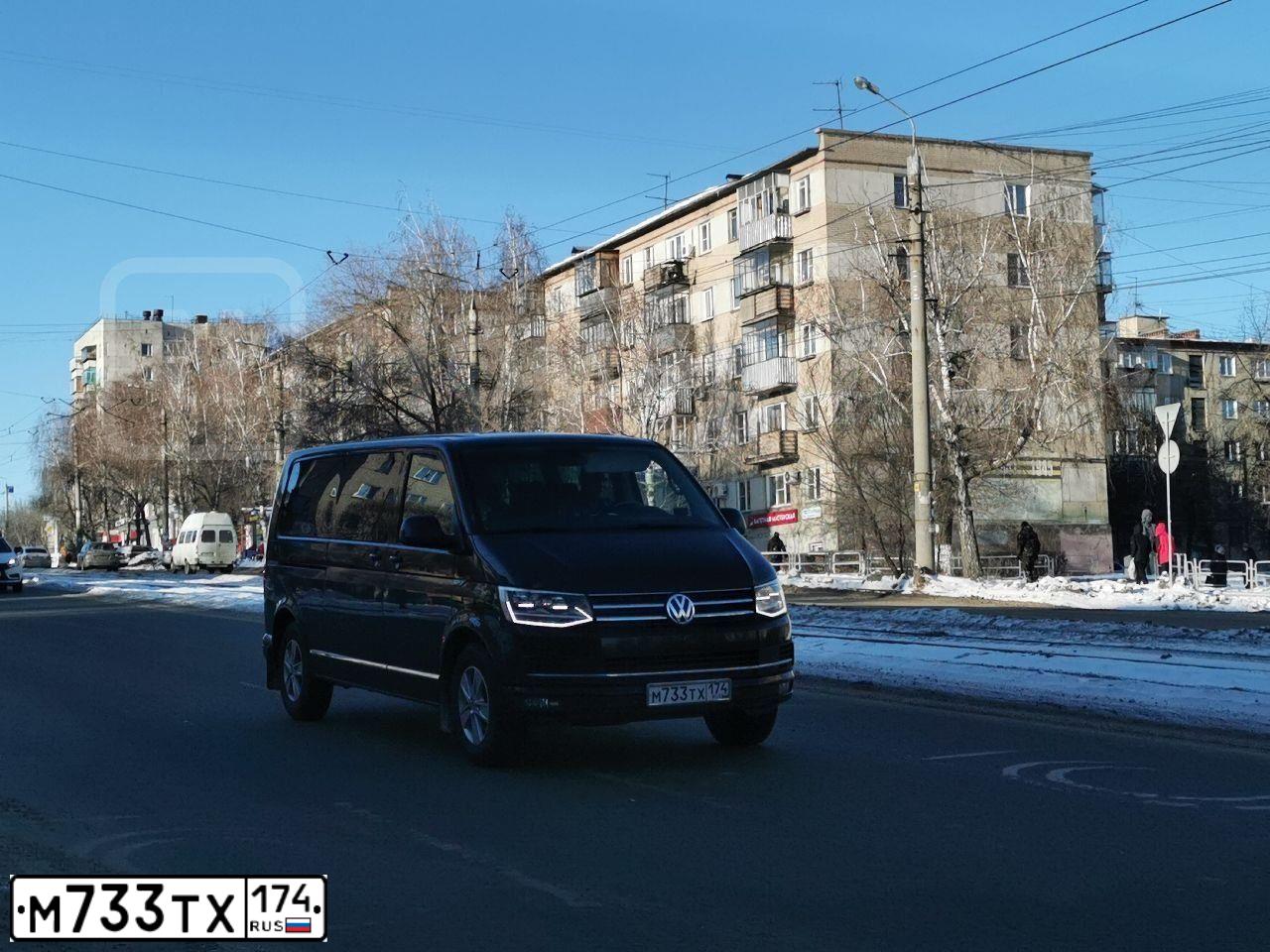 Фото автомобиля VOLKSWAGEN CARAVELLE, 2017 — госномер М733ТХ174. Цвет: ЧЕРНЫЙ