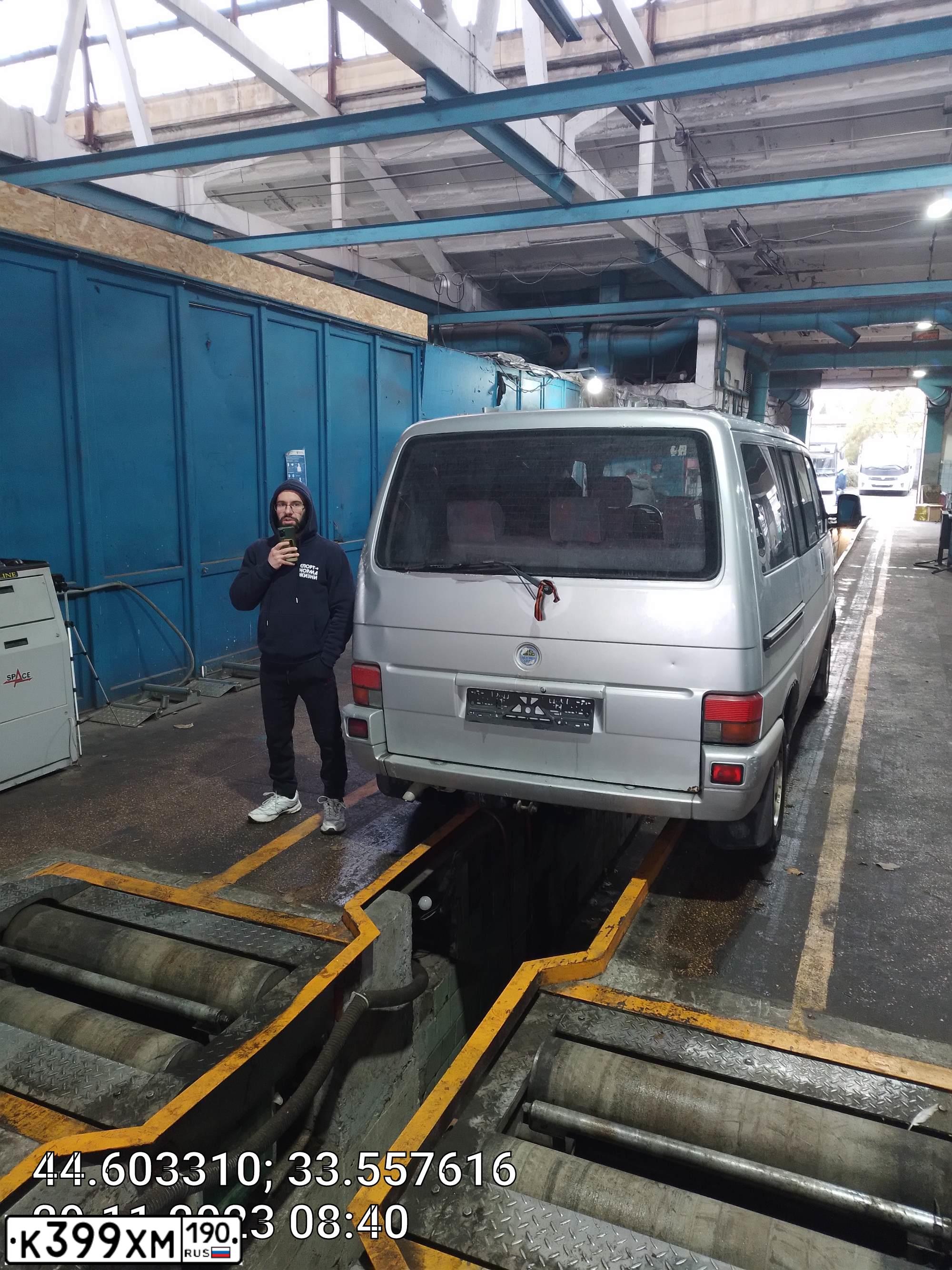 Фото автомобиля VOLKSWAGEN TRANSPORTER, 1993 — госномер М891УС82. Цвет: СЕРЕБРИСТЫЙ