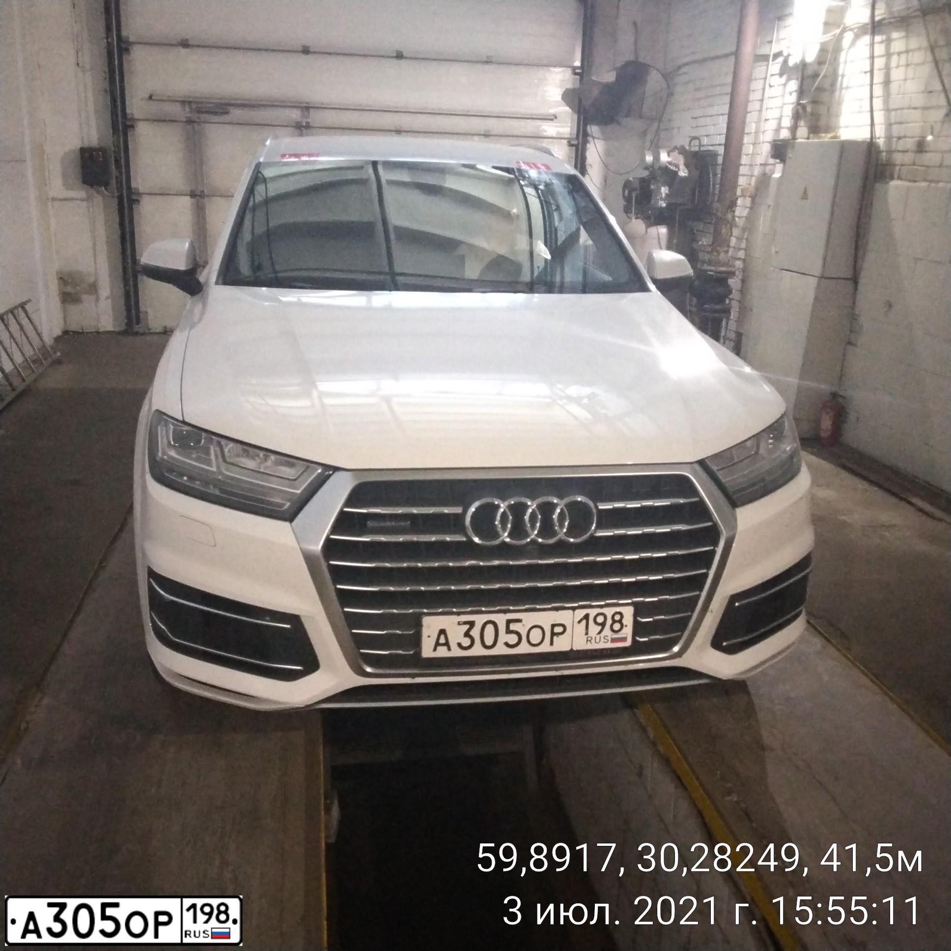 Фото автомобиля AUDI Q7, 2017 — госномер А305ОР198. Цвет: Белый