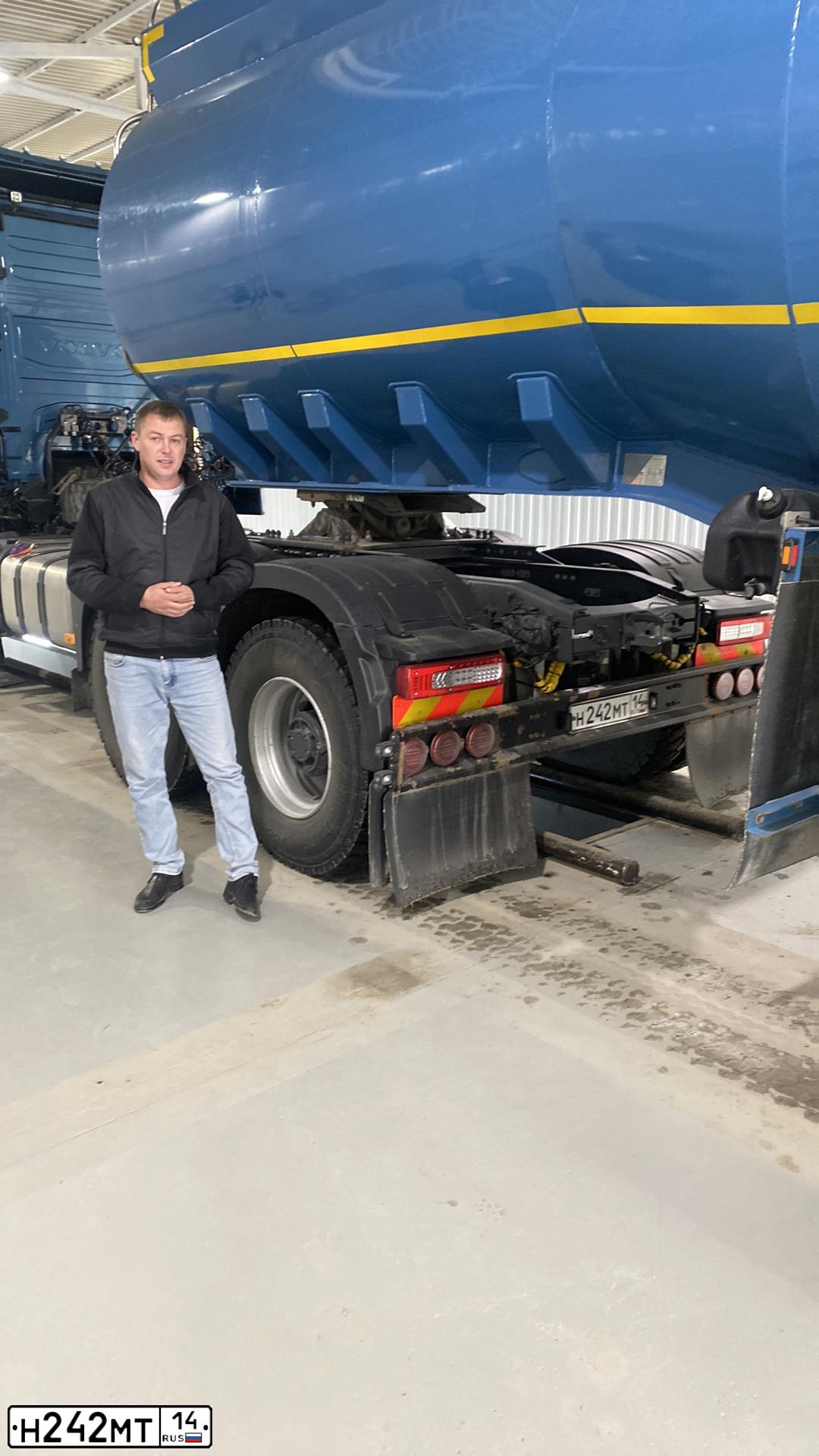 Фото автомобиля VOLVO FM-TRUCK 6X6, 2021 — госномер Н242МТ14. Цвет: синий