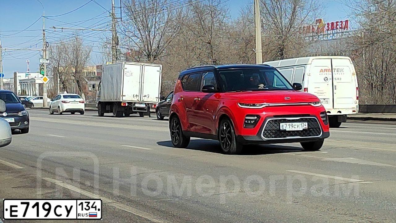 Фото автомобиля KIA SOUL, 2019 — госномер Е719СУ134. Цвет: КРАСНЫЙ