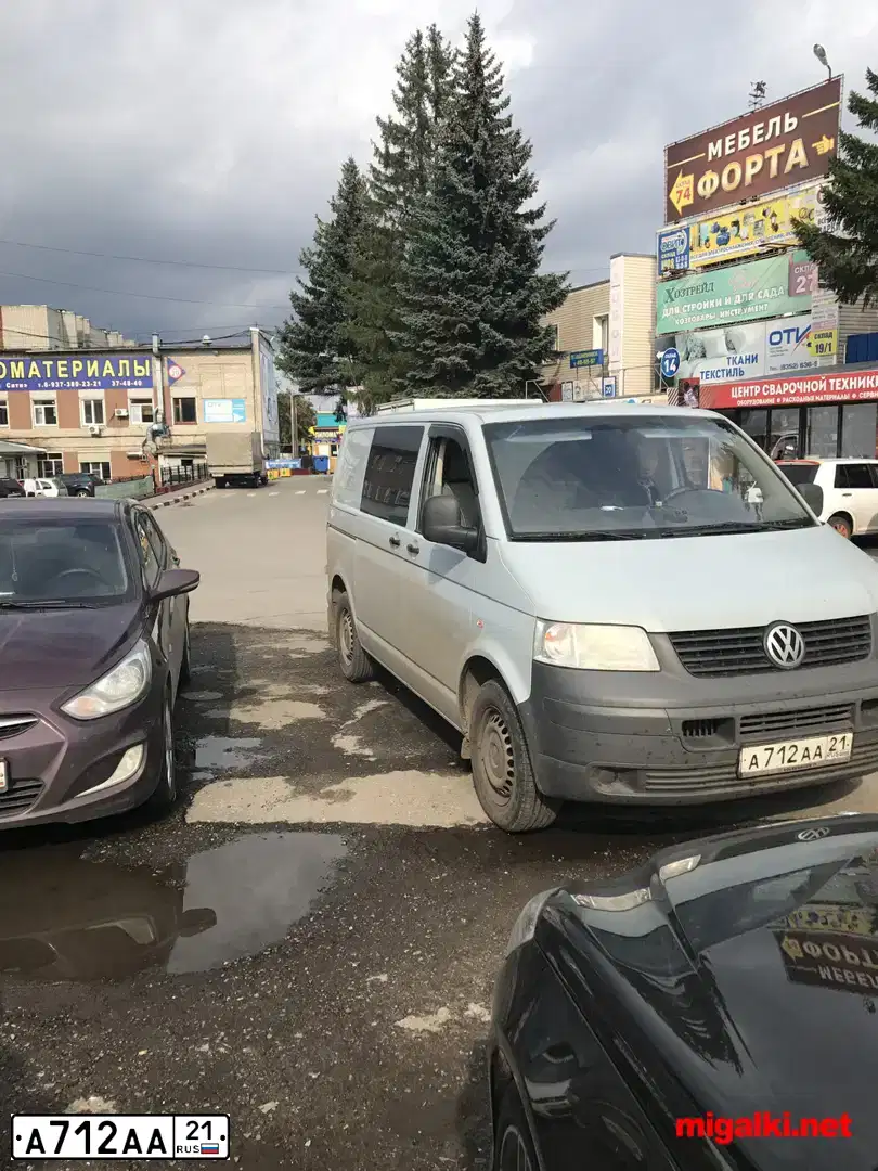 Фото автомобиля VOLKSWAGEN TRANSPORTER, 2018 — госномер А712АА21. Цвет: ТЕМНО-СЕРЫЙ