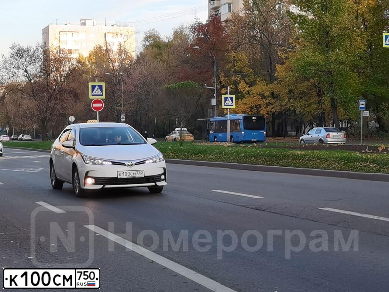 Фото автомобиля TOYOTA COROLLA, 2017 — госномер К100СМ750. Цвет: БЕЛЫЙ-ЖЕЛТЫЙ-СЕРЫЙ