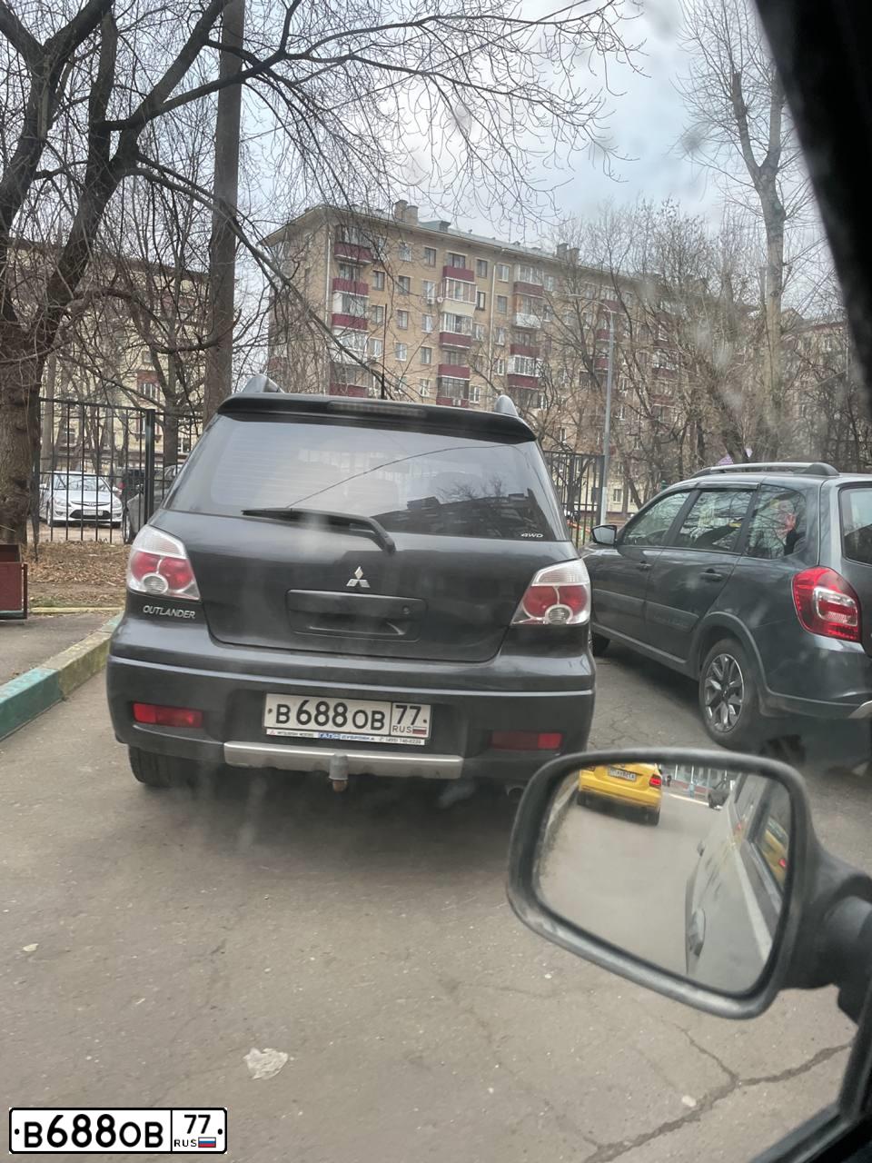 Фото автомобиля MITSUBISHI OUTLANDER, 2007 — госномер В688ОВ77. Цвет: ЧЕРНЫЙ