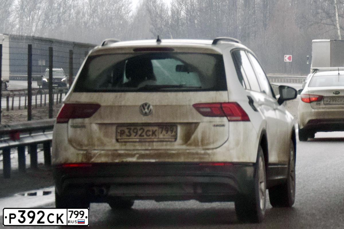 Фото автомобиля VOLKSWAGEN TIGUAN, 2019 — госномер Р392СК799. Цвет: Белый